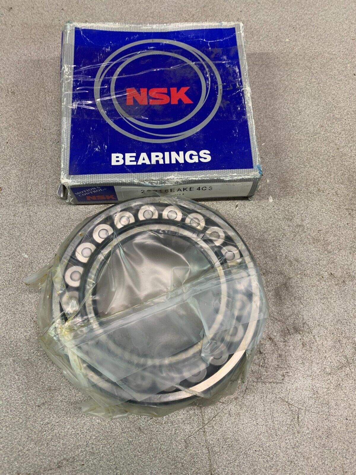 NEW IN BOX NSK ROLLER BEARING 22216EAKE4C3