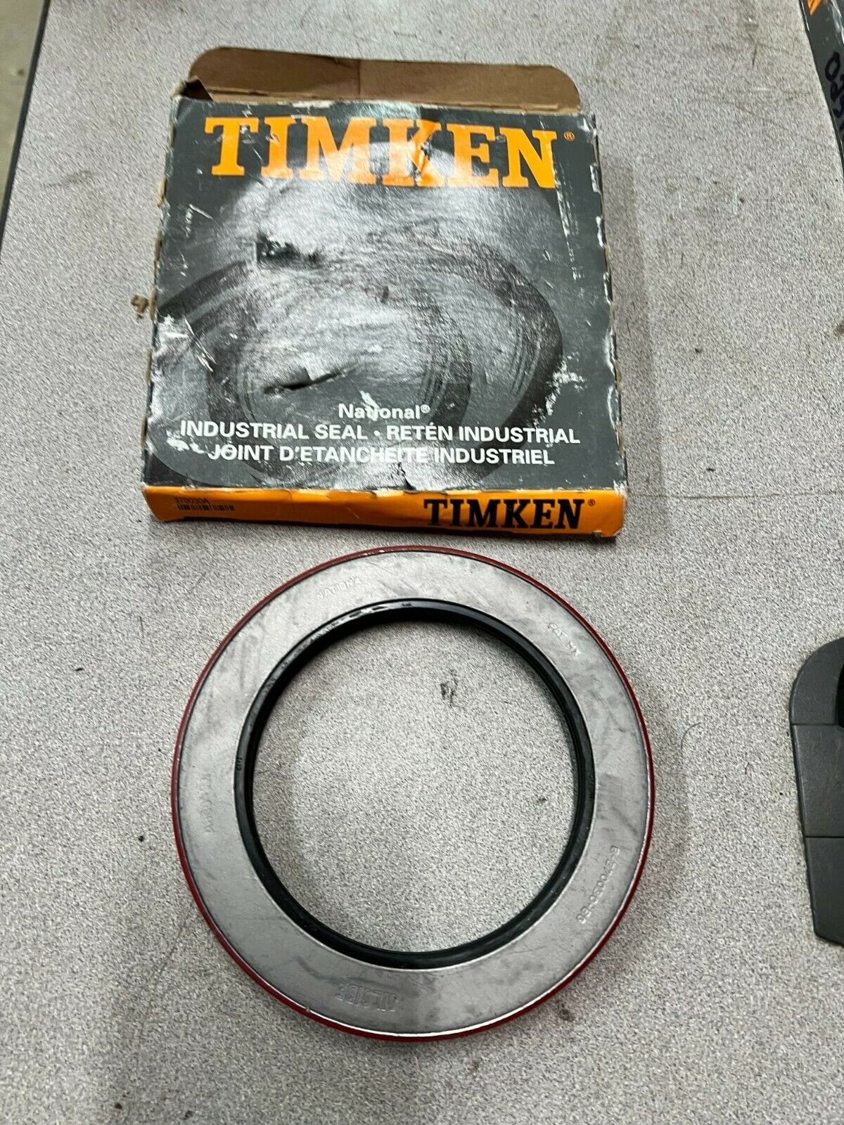 NEW IN BOX TIMKEN OIL SEAL 370030A