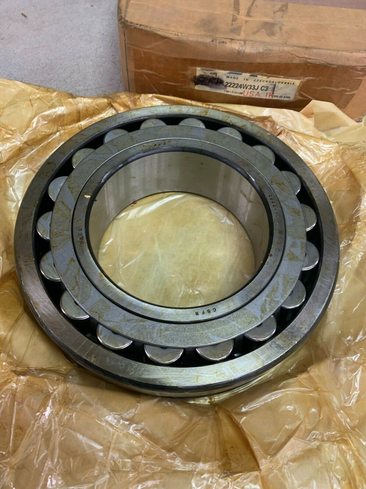 NEW IN BOX ZKL SPHERICAL ROLLER BEARING 22224W33JC3