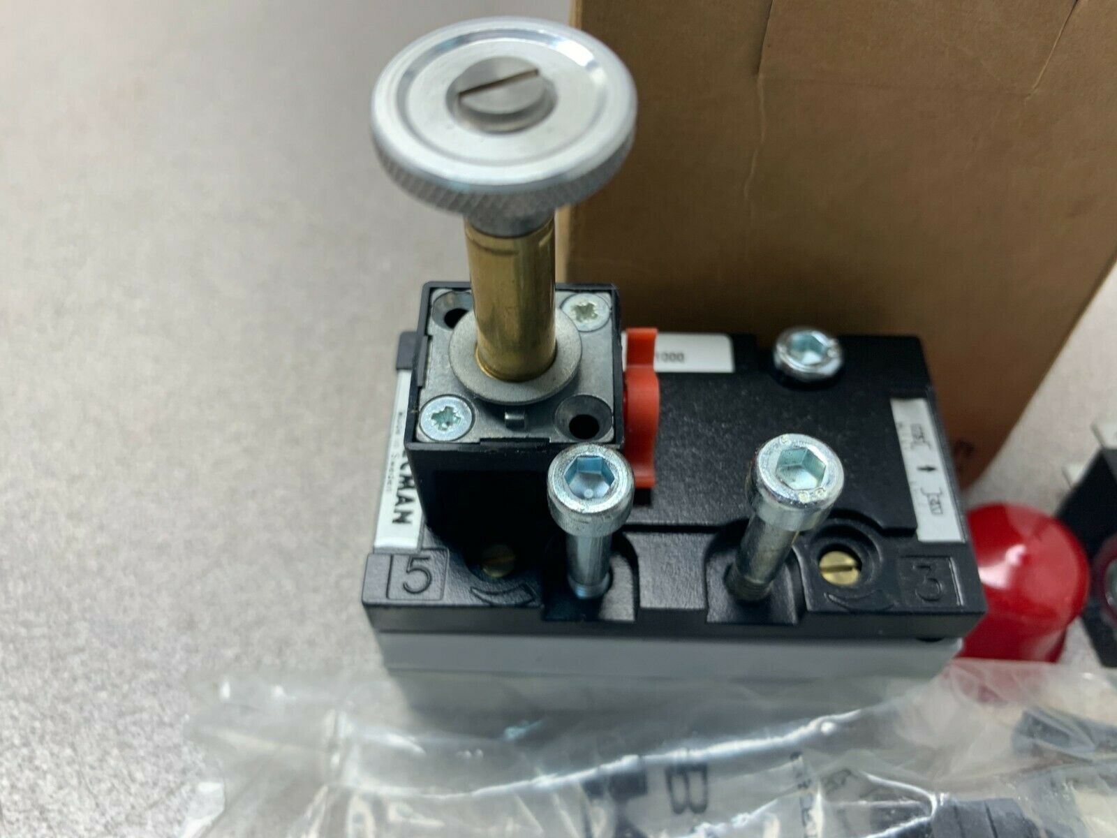 NEW IN BOX REXROTH VALVE 5811111000