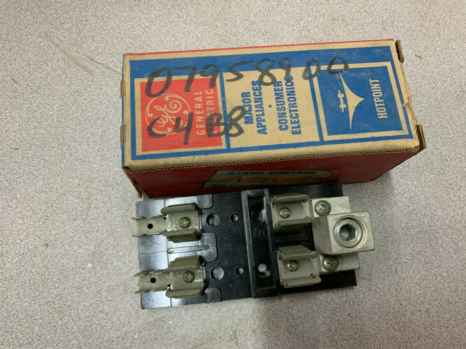 NEW IN BOX GE FUSE BLOCK WG8X103