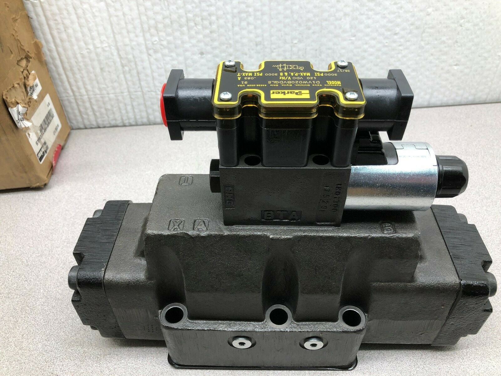 NEW IN BOX PARKER 120 VAC COIL HYDRAULIC DIRECTIONAL SOLENOID VALVE D81VW016F1VD