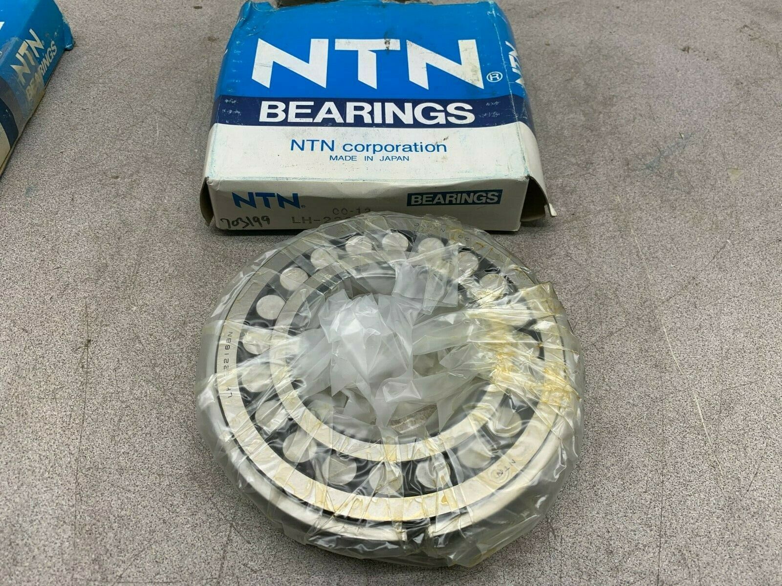 NEW IN BOX NTN SPHERICAL ROLLER BEARING LH-22216B NR