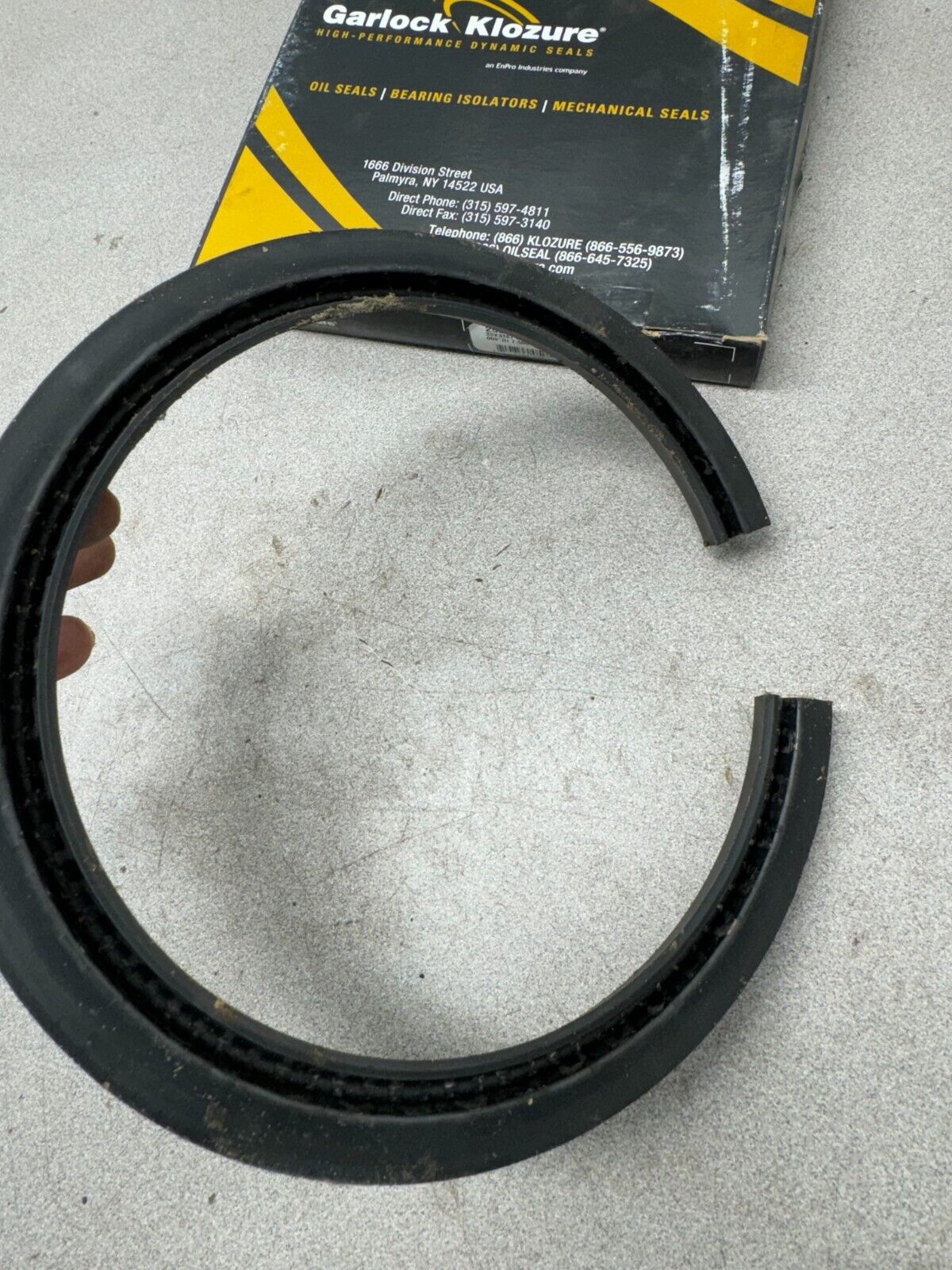 NEW IN BOX GARLOCK SPLIT OIL SEAL 25003-3367