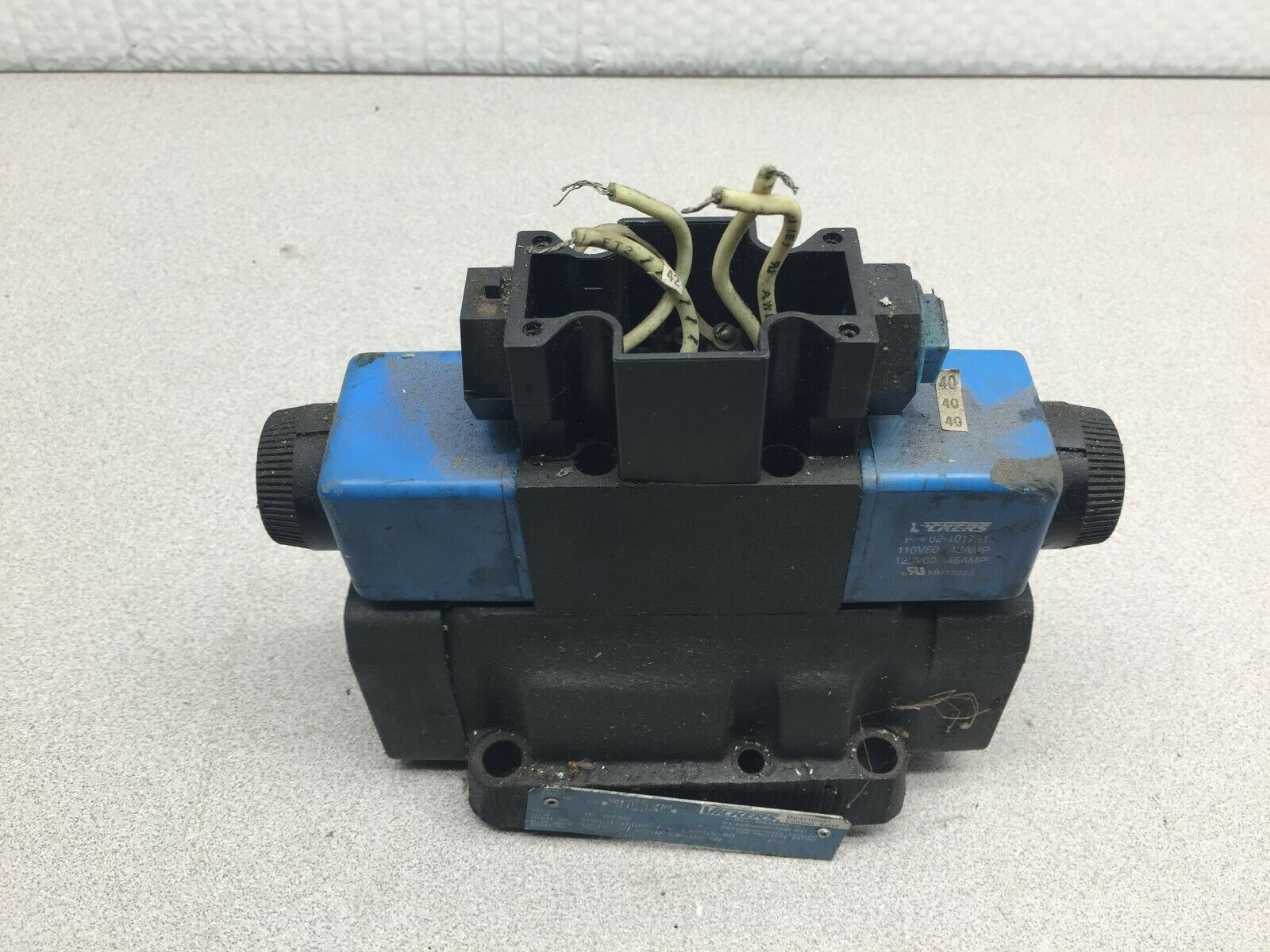 USED VICKERS 120 VAC COIL DIRECTIONAL CONTROL VALVE 02-127392