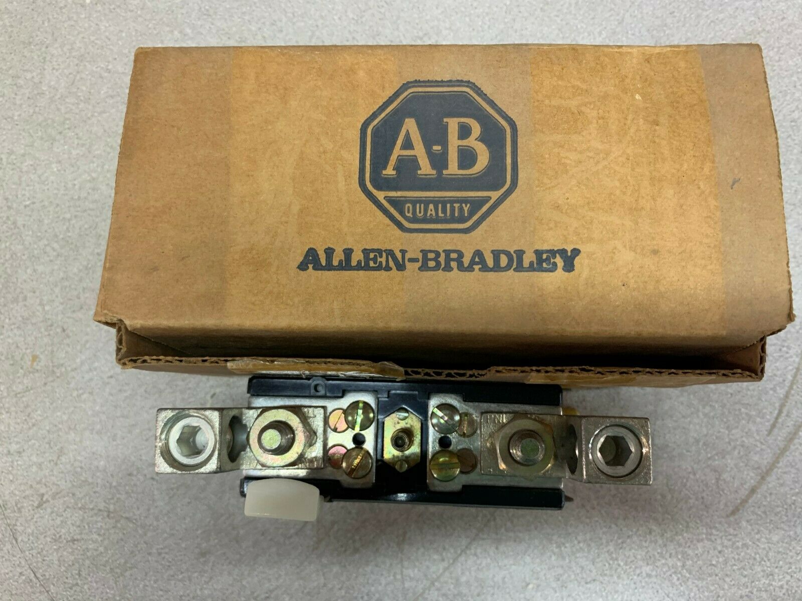 NEW IN BOX ALLEN BRADLEY RELAY 815-E0V4 SERIES K