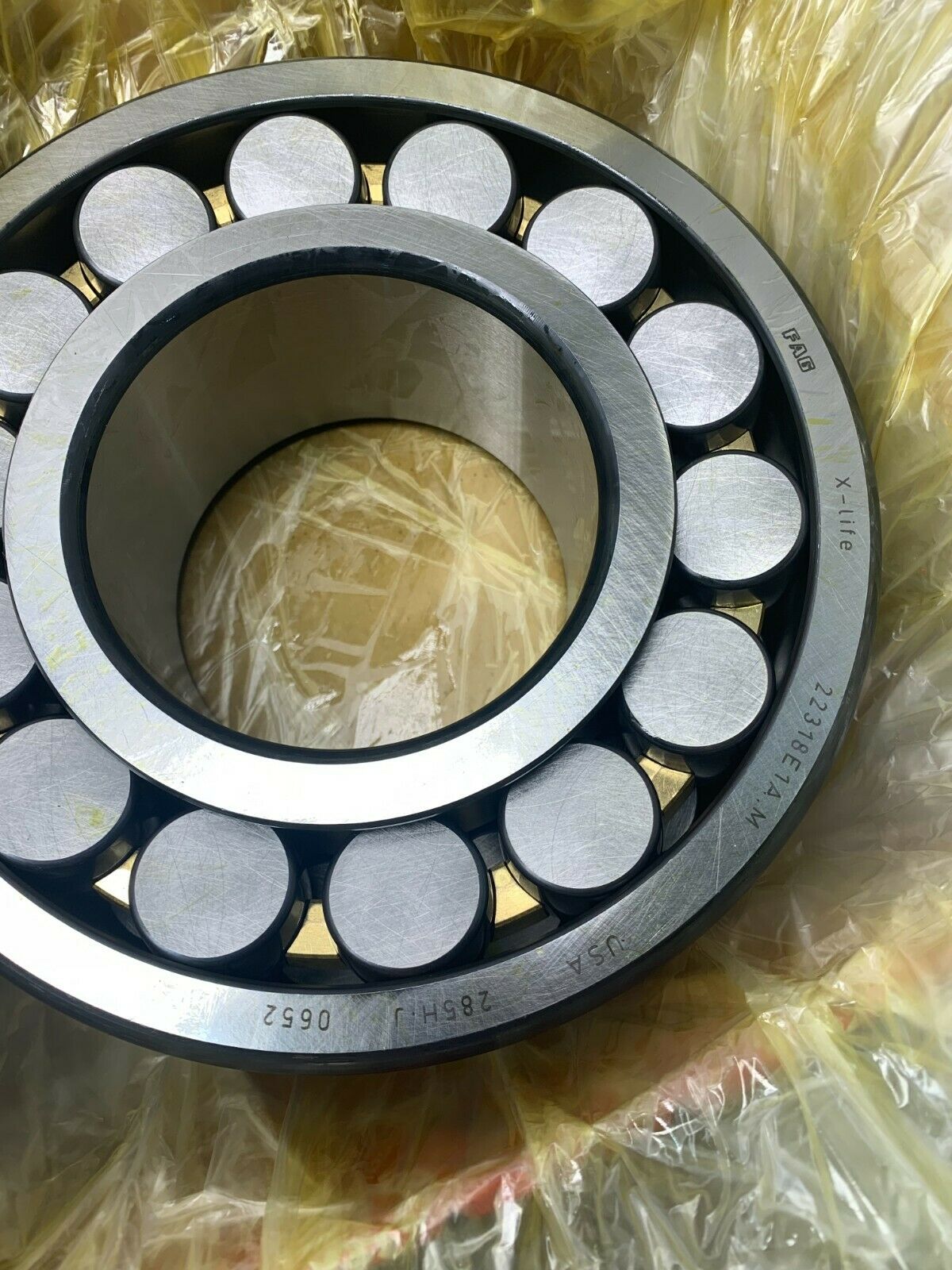 NEW IN BOX FAG SPHERICAL ROLLER BEARING 22318E1A.M