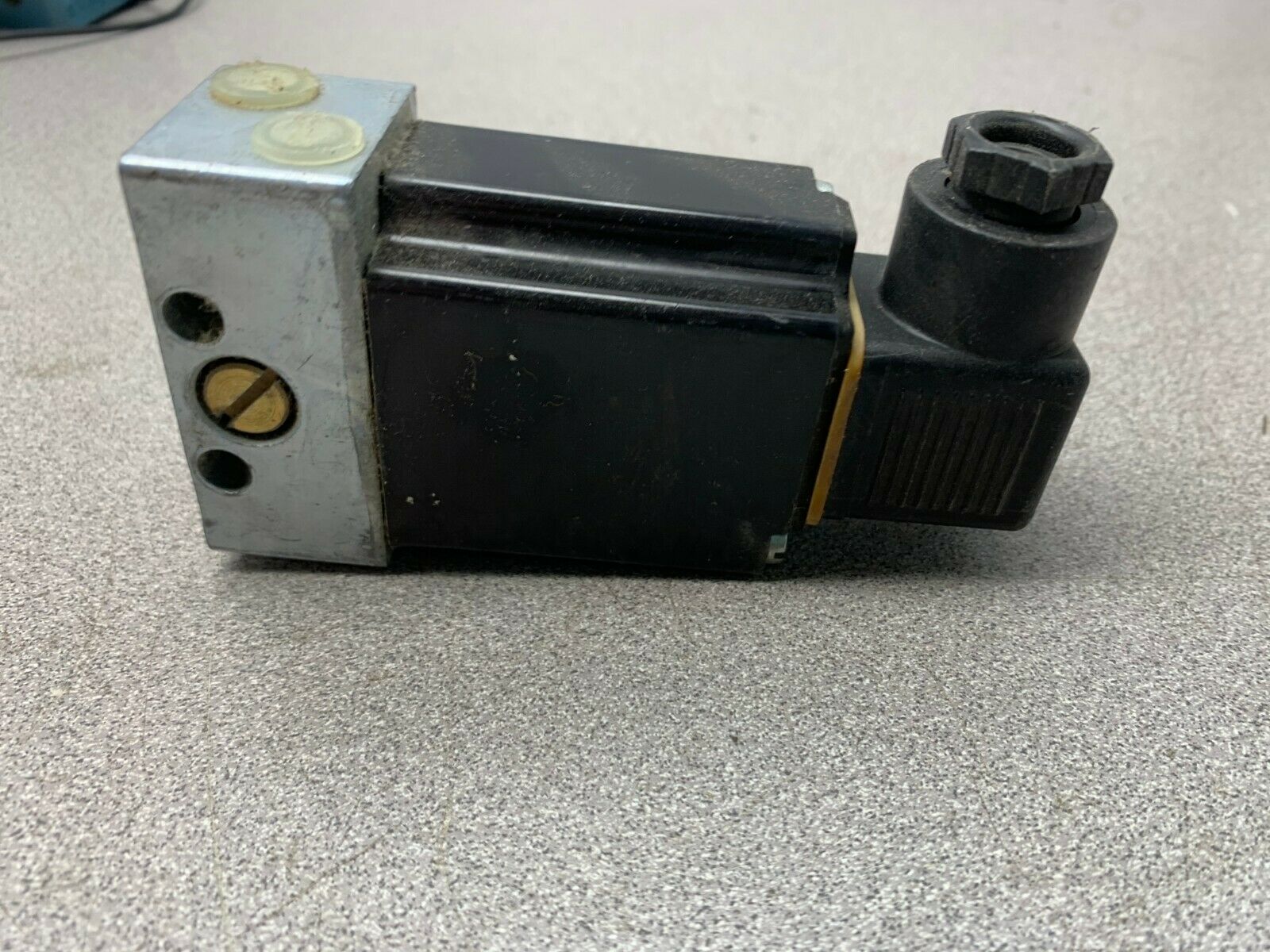 USED WABCO SOLENOID VALVE 572 330 777 0