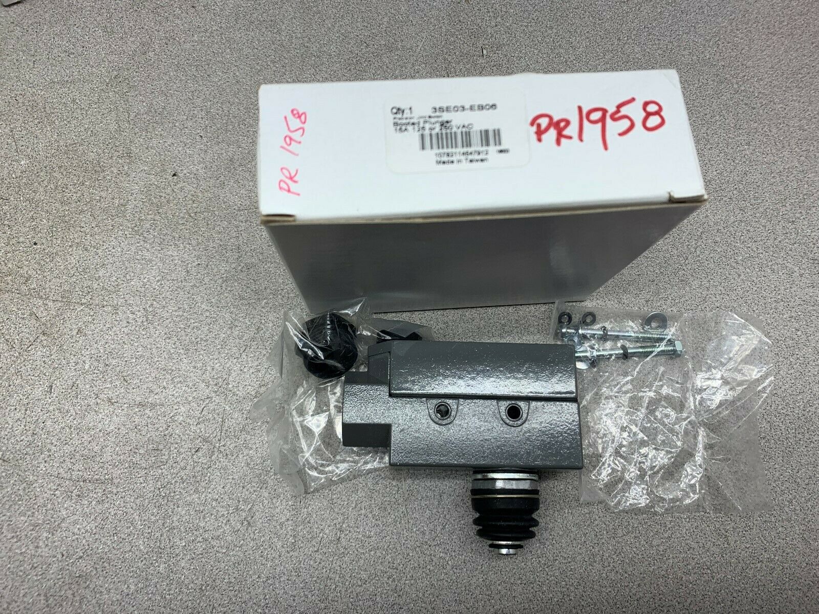 NEW IN BOX SIEMENS ACTUATOR 3SE03-EB06