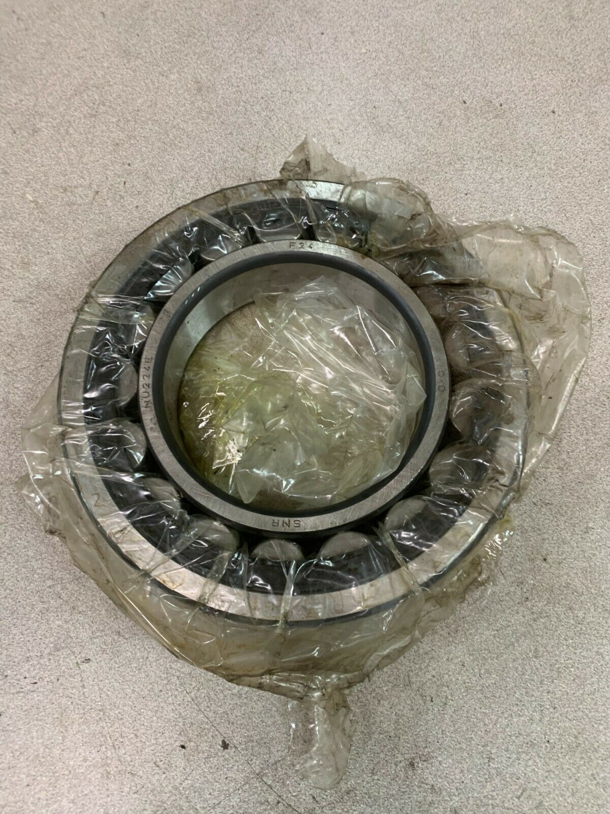 NEW NO BOX SNR CYLINDRICAL ROLLER BEARING NU224E F24