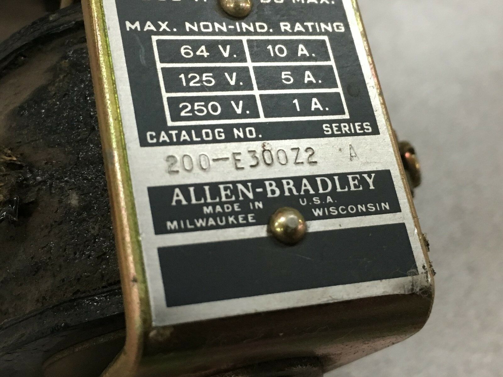 NEW NO BOX ALLEN BRADLEY RELAY 200-E300Z2 SERIES A