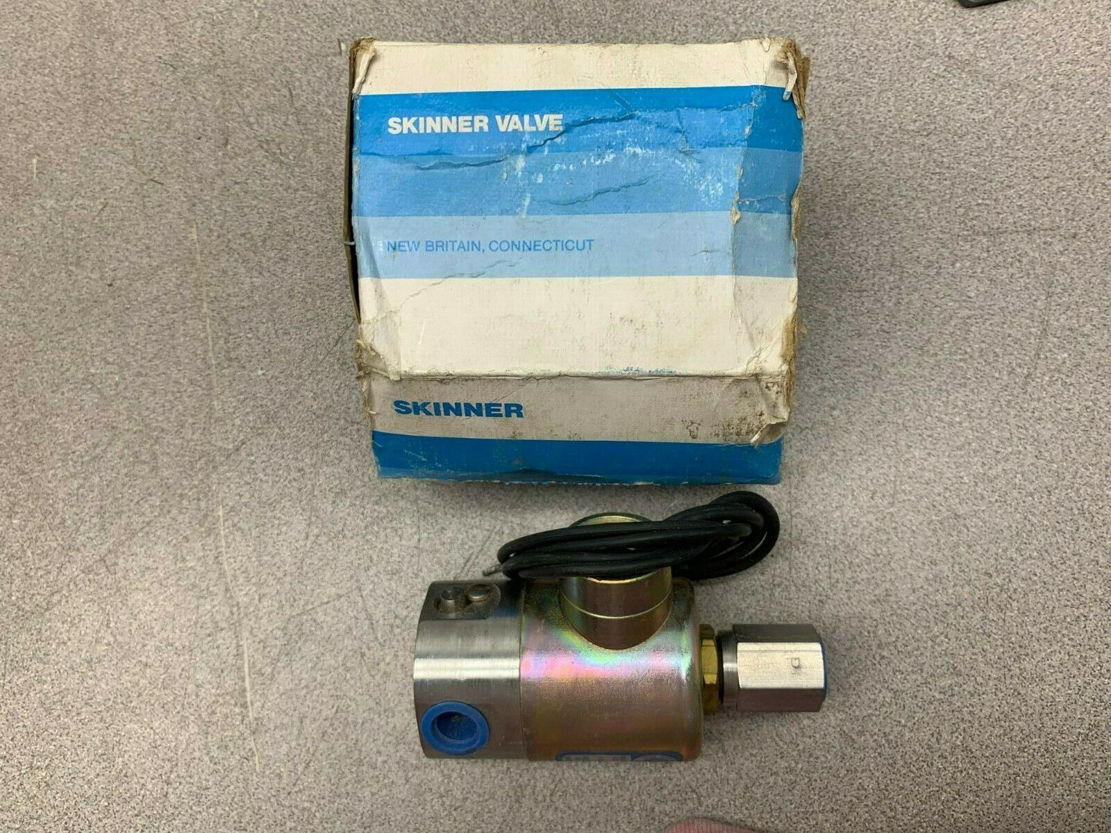 NEW IN BOX SKINNER 120VAC. SOLENOID VALVE V5L13400CTB