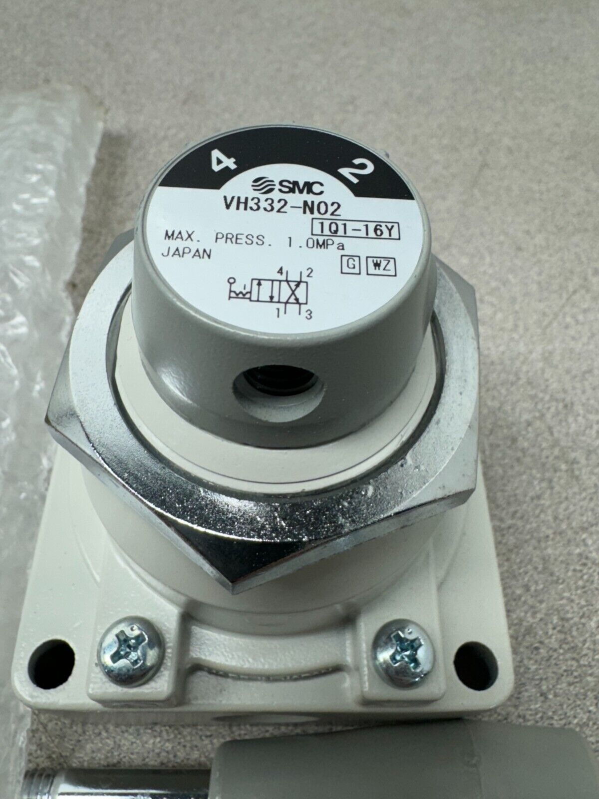 NEW NO BOX SMC HAND VALVE VH332-N02