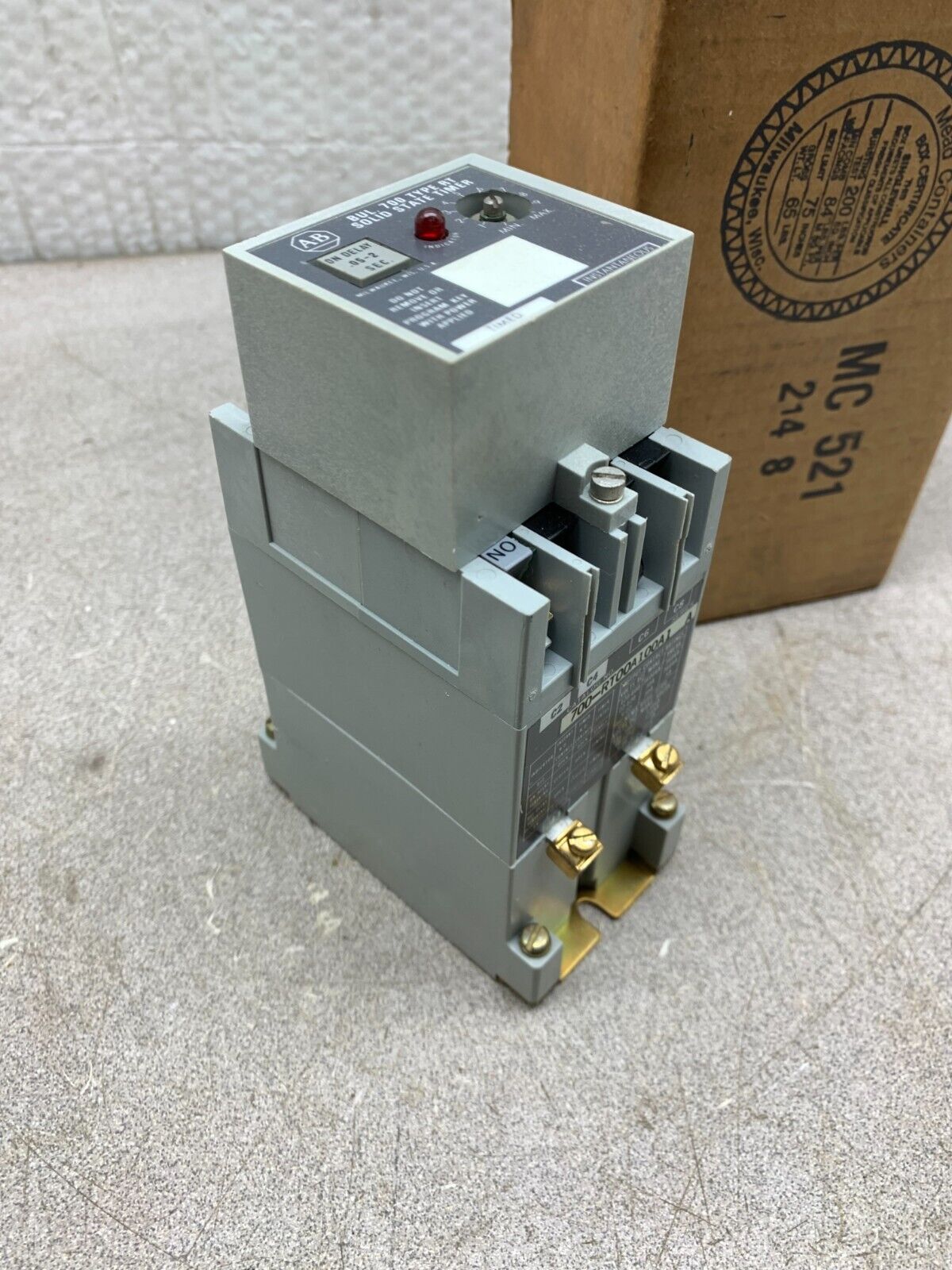 NEW IN BOX ALLEN-BRADLEY TIMER RELAY 700-RT00A100A1 SERIES A