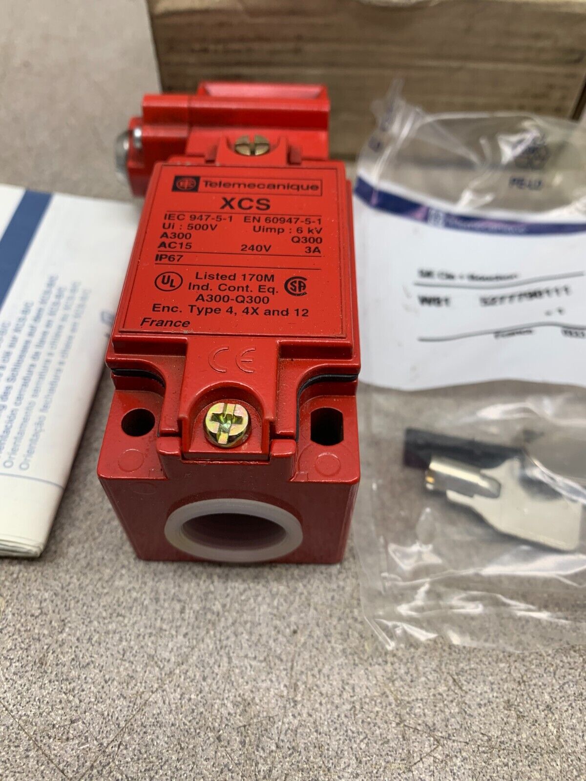 NEW IN BOX TELEMECANIQUE XCSC701 SAFETY LIMIT SWITCH XCS C701