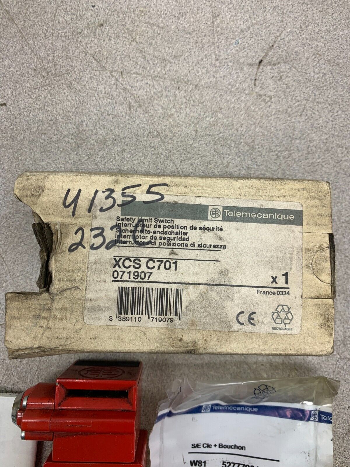 NEW IN BOX TELEMECANIQUE XCSC701 SAFETY LIMIT SWITCH XCS C701