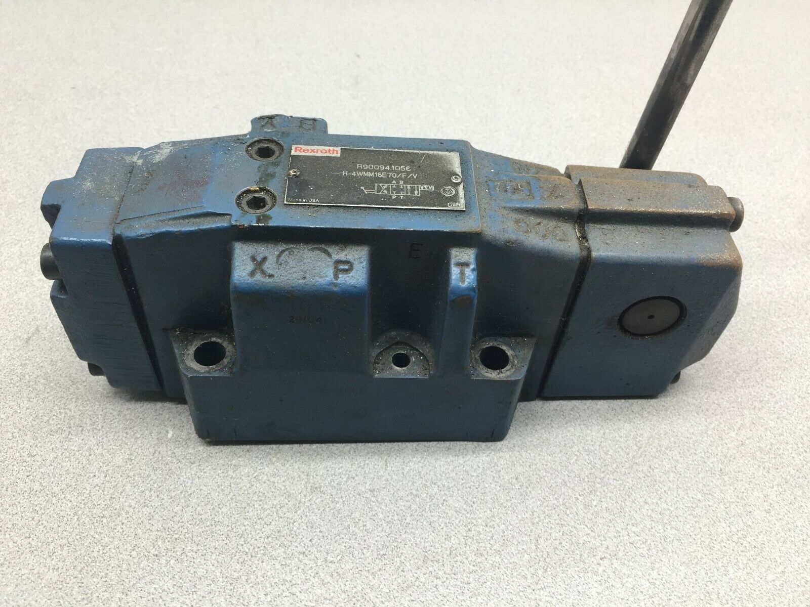 USED REXROTH MANUAL CONTROL VALVE R900941056