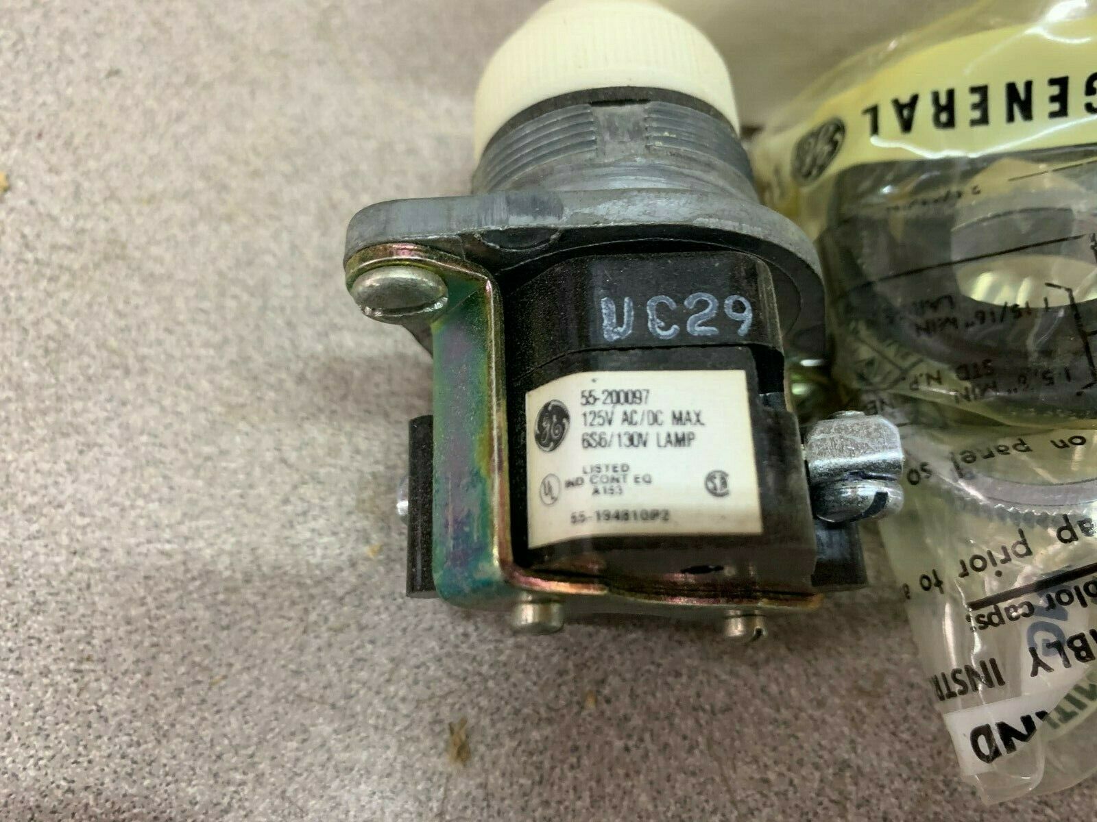 NEW IN BOX GE INDICATING LIGHT CR2940UC212F2