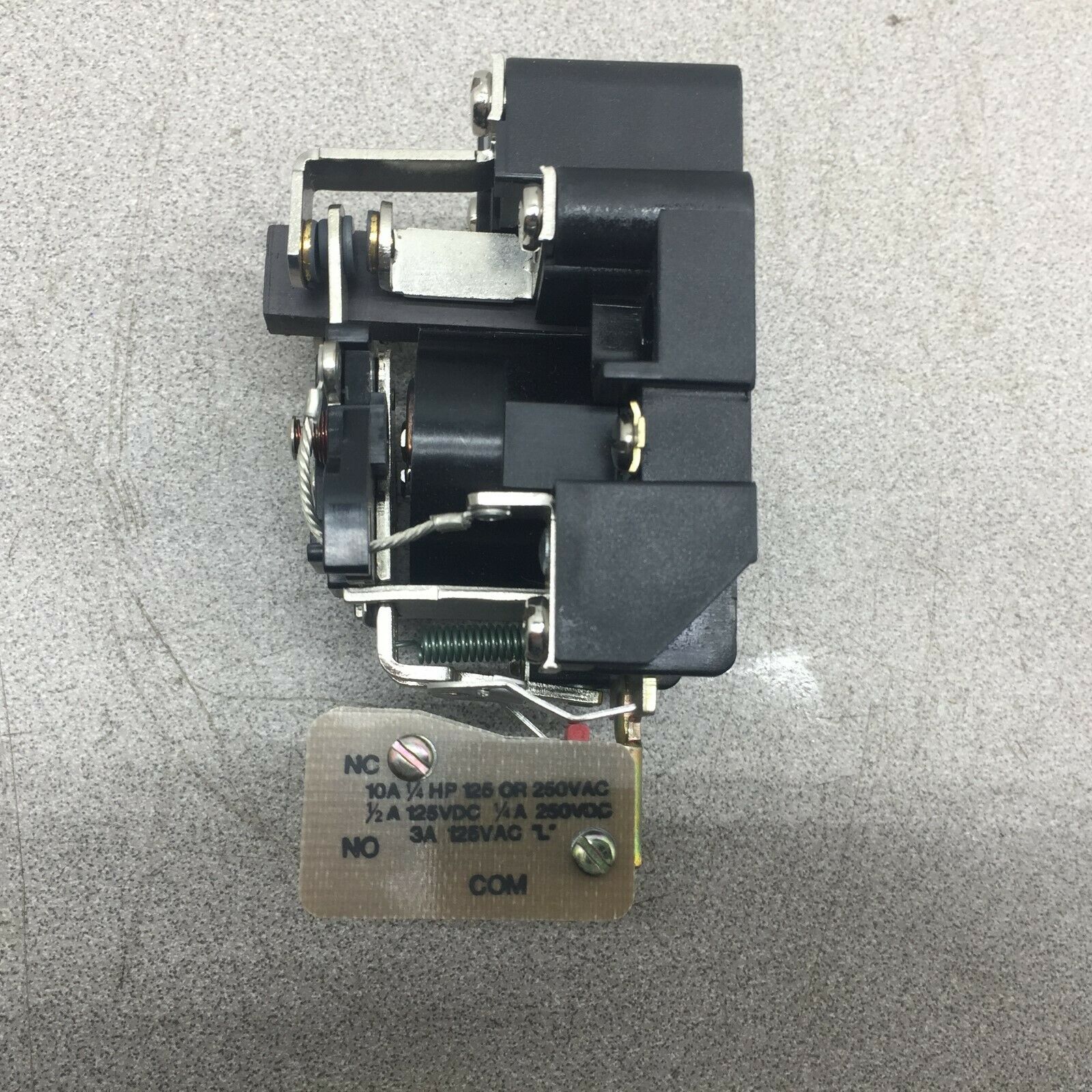 NEW NO BOX ALLEN BRADLEY 120VAC COIL RELAY 700-HG42A1-5-6