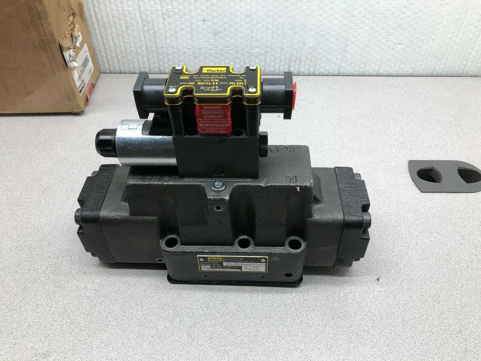 NEW IN BOX PARKER 120 VAC COIL HYDRAULIC DIRECTIONAL SOLENOID VALVE D81VW016F1VD