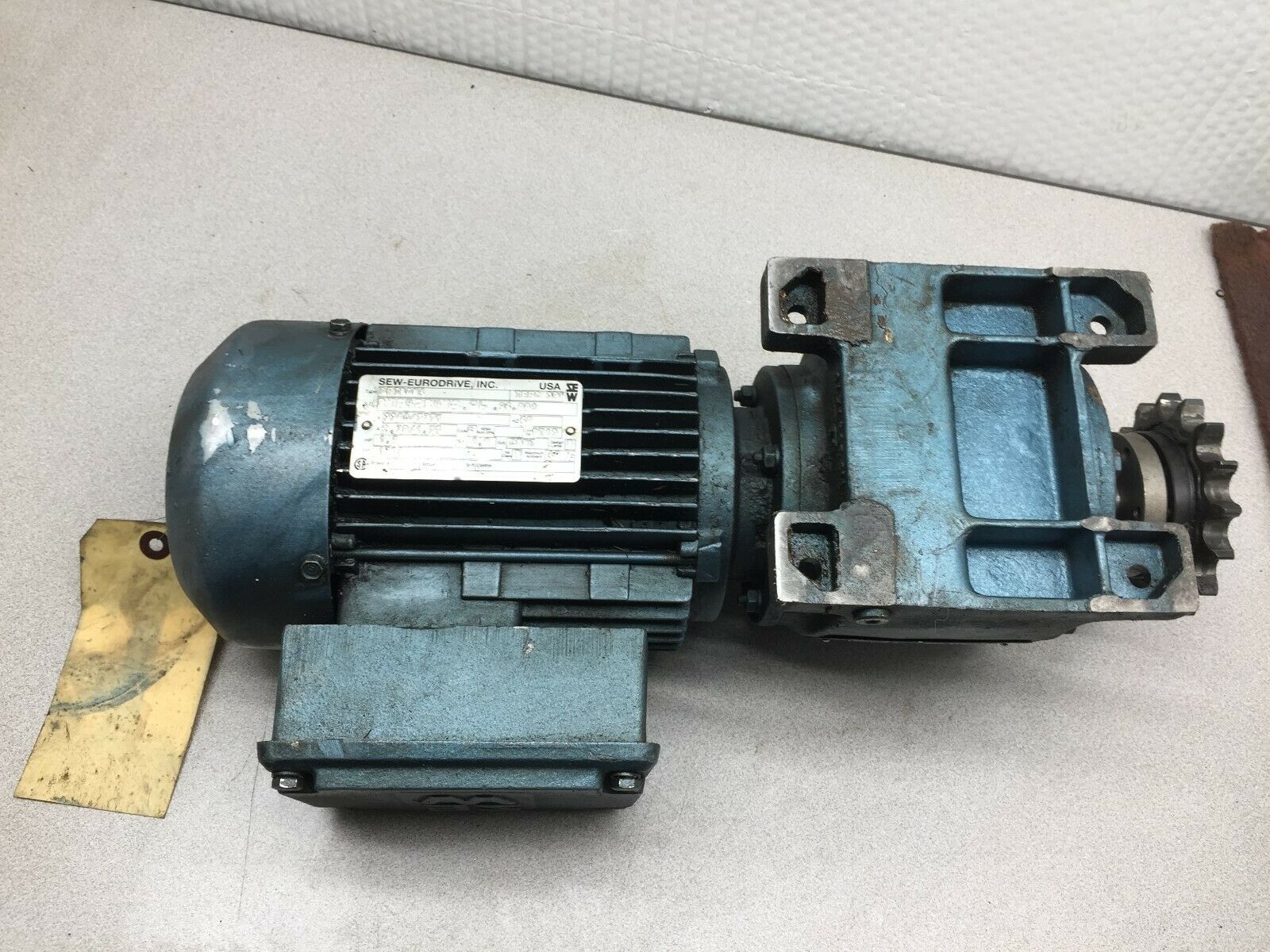 USED SEW EURODRIVE 8.97:1 RATIO 1700 RPM  575 VAC 1HP 3PH GEAR MOTOR R4DDTBDM4 /