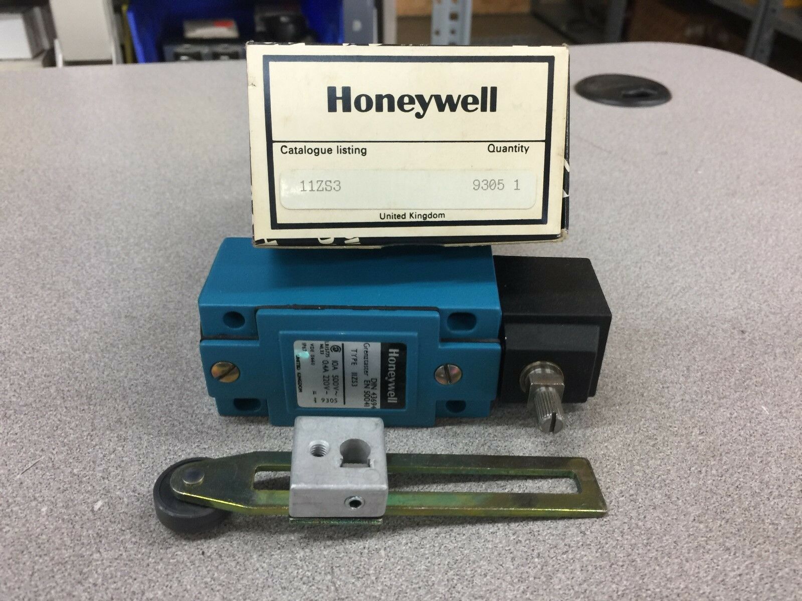 NEW IN BOX HONEYWELL 11ZS3 DIN 43694 LIMIT SWITCH