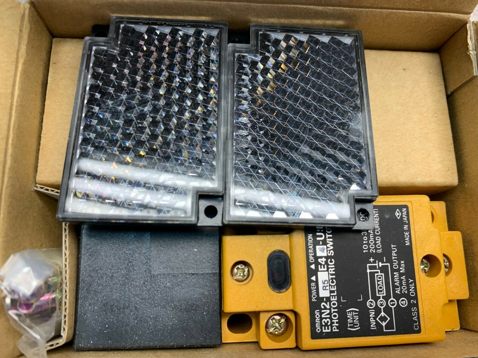 NEW IN BOX OMRON SWITCH E3N2-R5E44-US