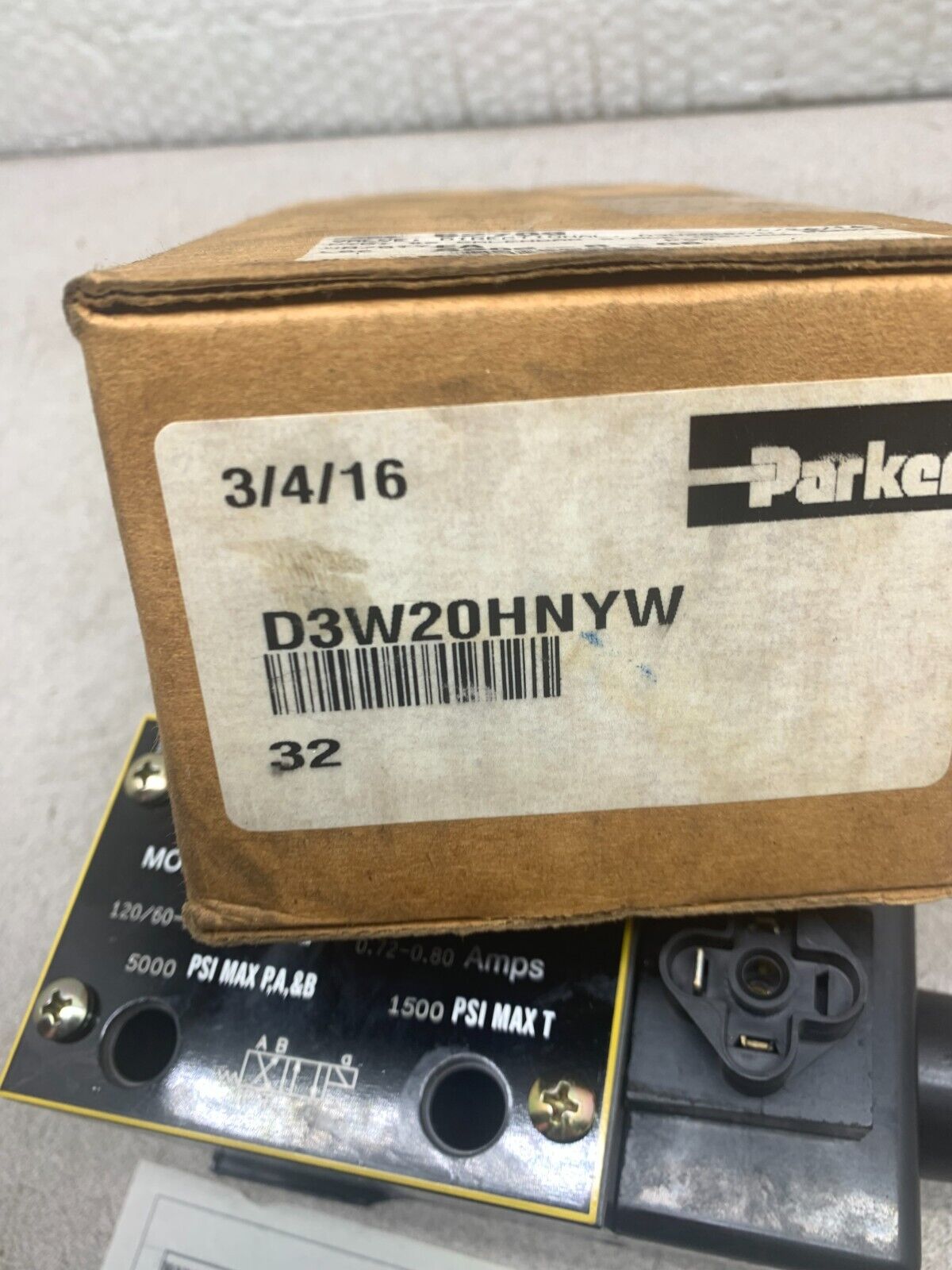 NEW IN BOX PARKER HYDRAULIC SOLENOID CONTROL VALVE 110/120V. COIL D3W20HNYW 32