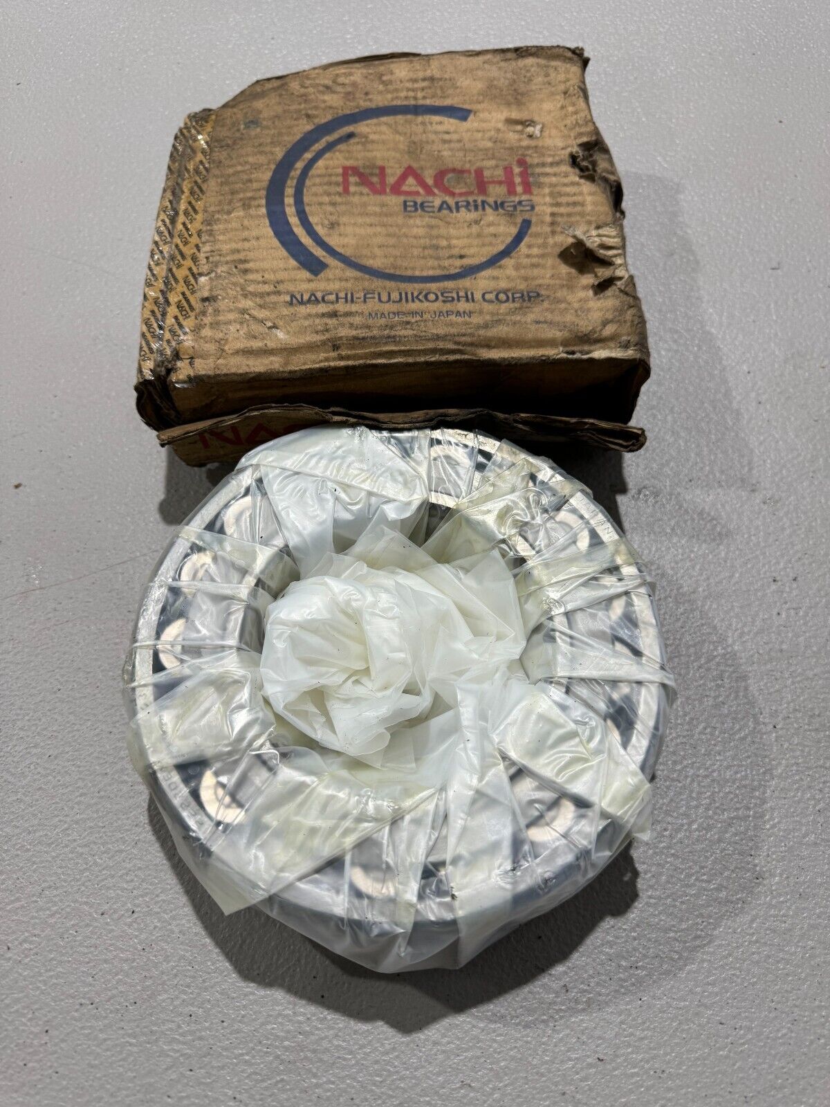 NEW IN BOX NACHI TAPERED BORE ROLLER BEARING 22220EXW33KC3