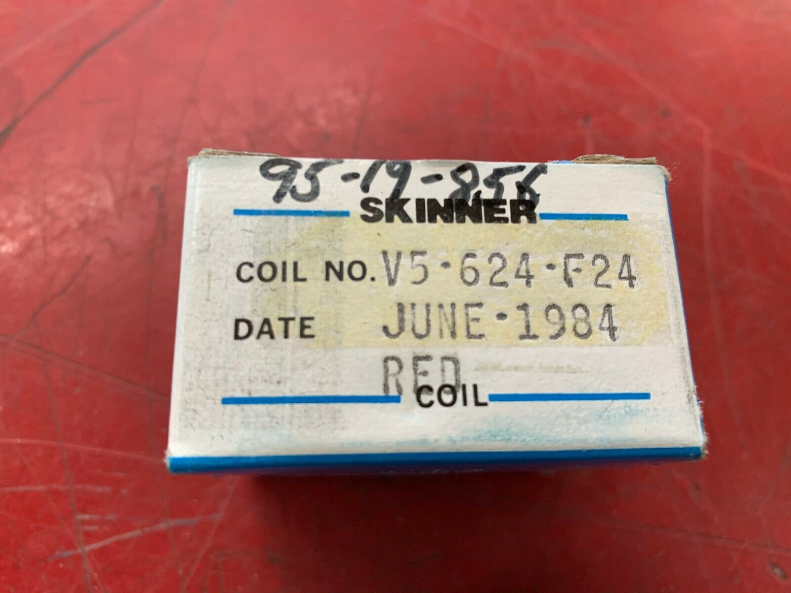 NEW IN BOX SKINNER SOLENOID VALVE V5-624-F24