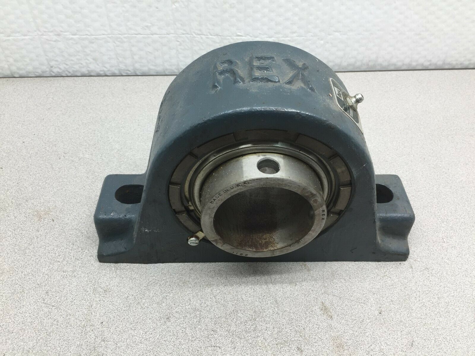 NEW NO BOX SHELF WEAR (SURFACE RUST) REXNORD 2 HOLE PILLOW BLOCK BEARING ZA-2211