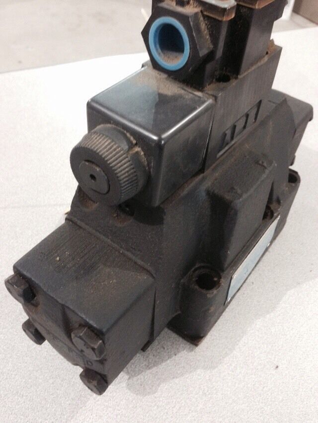 NEW VICKERS DIRECTIONAL VALVE DG5S-H8-2A-M-FW-B5-60 WITH DG4V-3S-2A-M-FW-B5-60