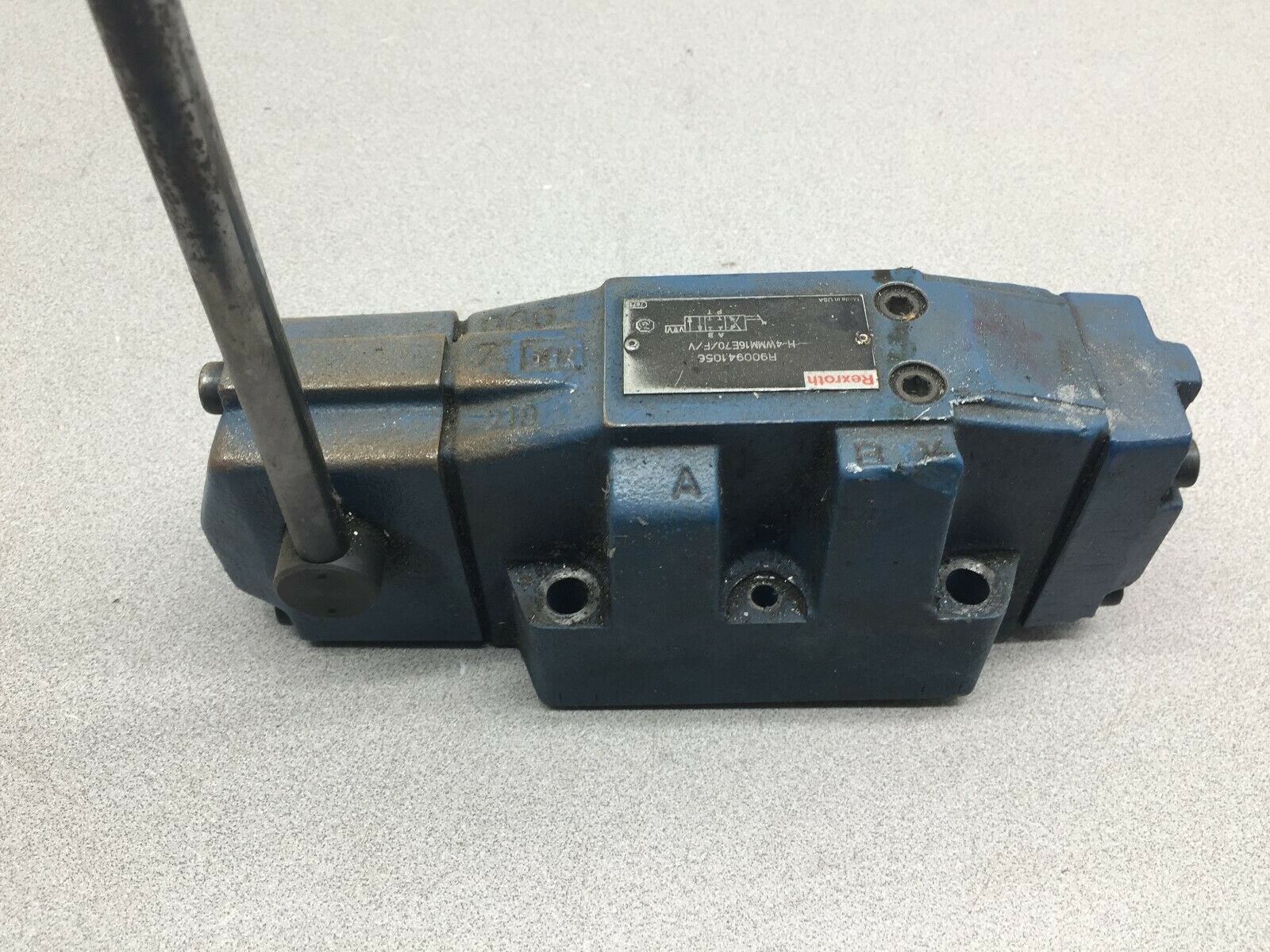 USED REXROTH MANUAL CONTROL VALVE R900941056