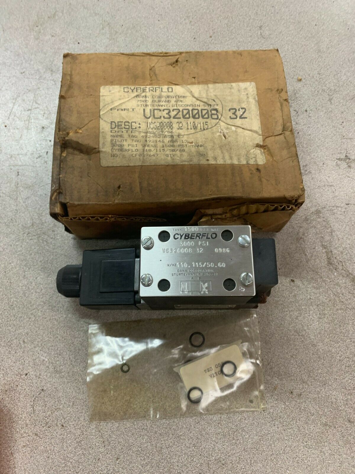 NEW IN BOX CYBERFLO HYDRAULIC VALVE VC320008 32