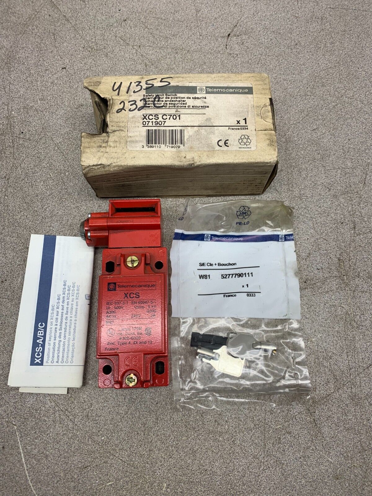 NEW IN BOX TELEMECANIQUE XCSC701 SAFETY LIMIT SWITCH XCS C701