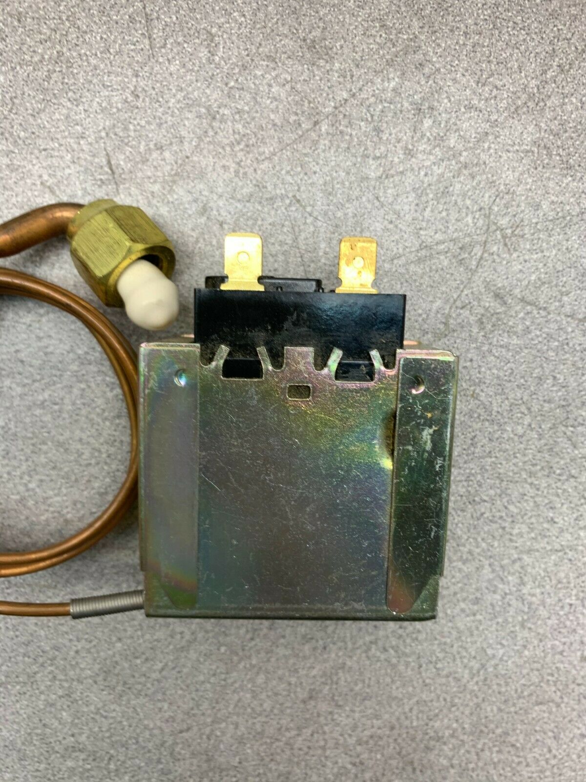 NEW IN BOX CARRIER PRESSURE SWITCH HK02UB042