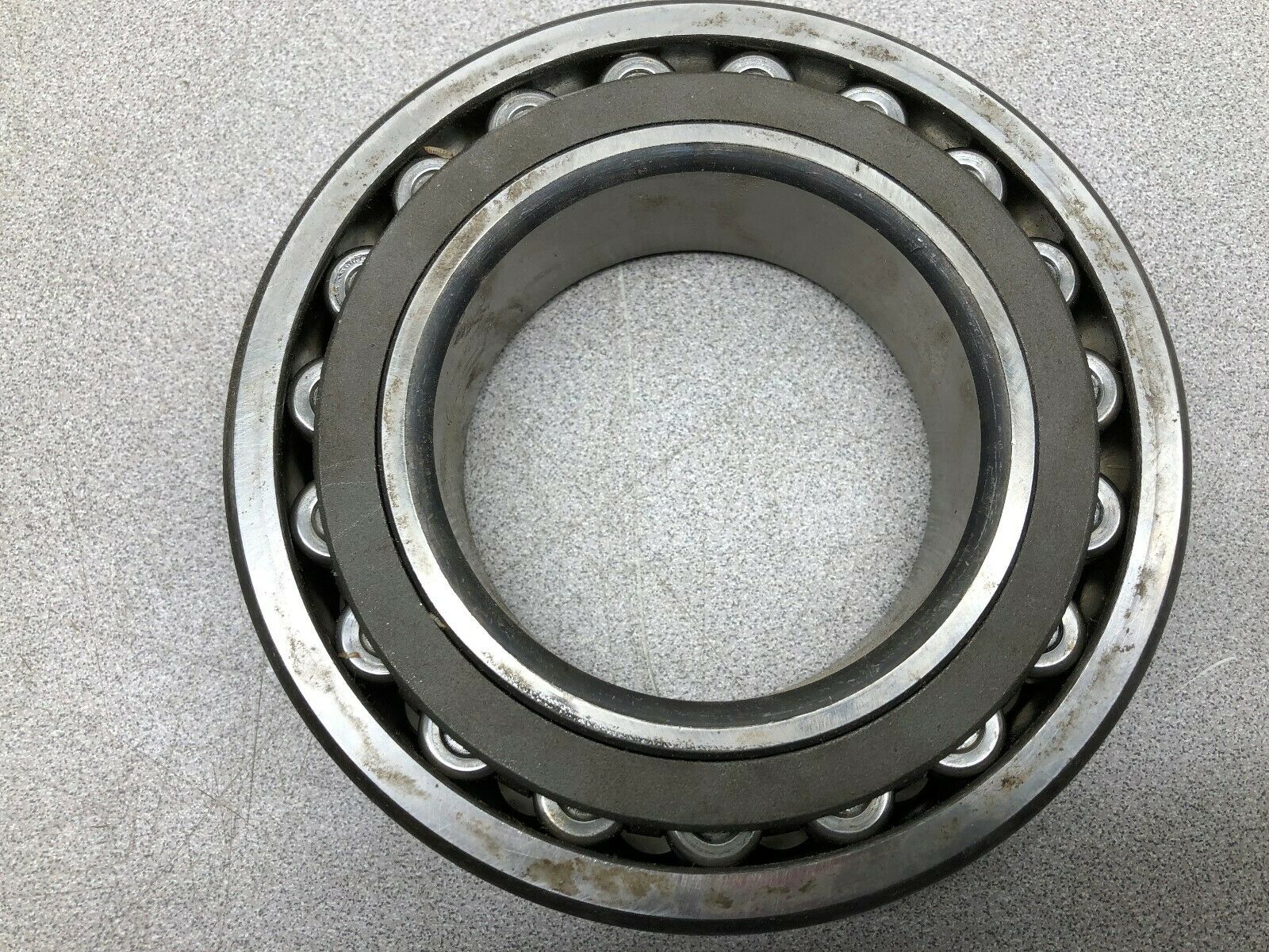 NEW IN BOX SKF SPHERICAL ROLLER BEARING 22216CCC3