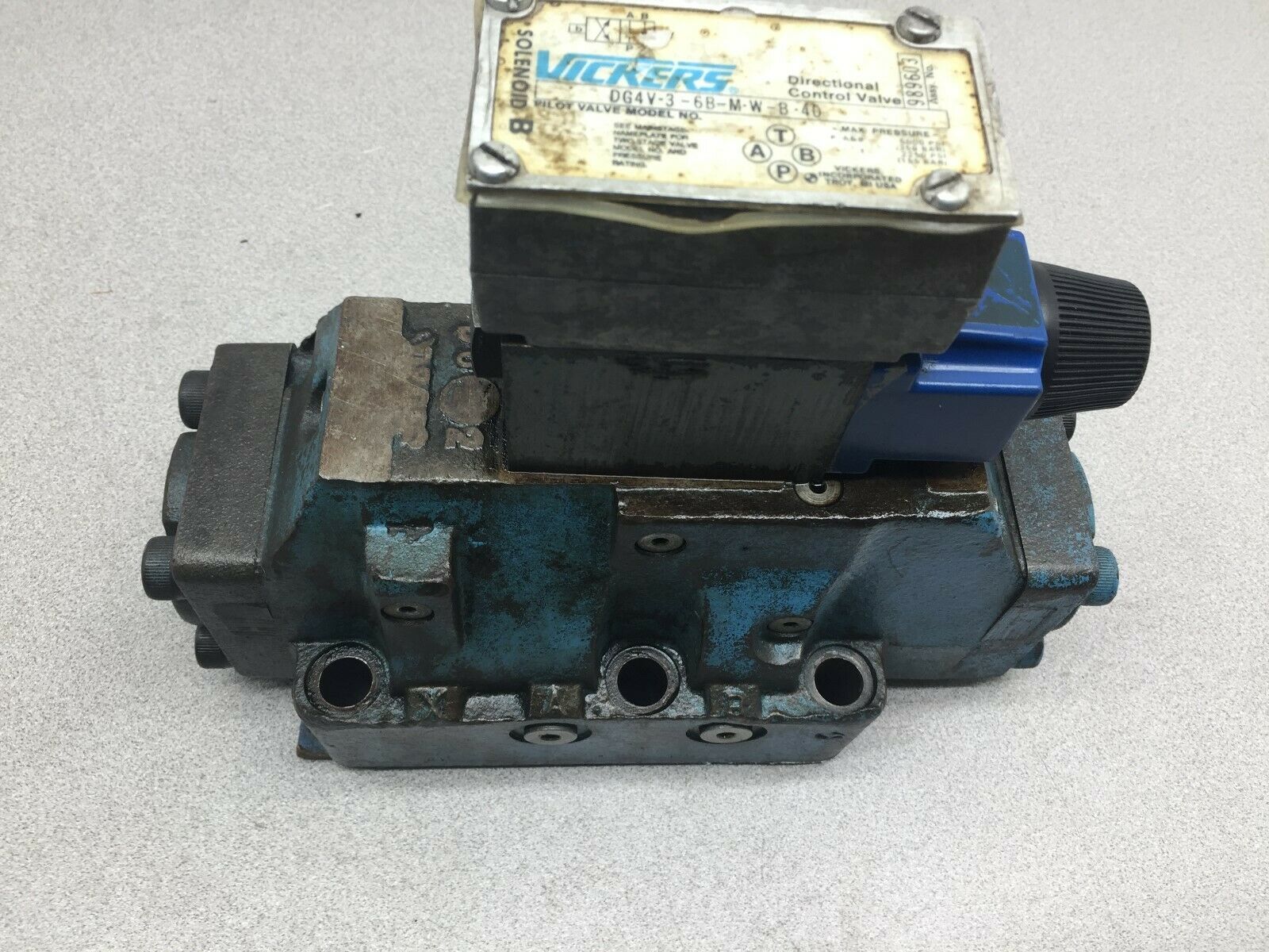 USED VICKERS HYDRAULIC SOLENOID VALVE 989603 / 680920 DG5S-8-6B-M-W-B-20