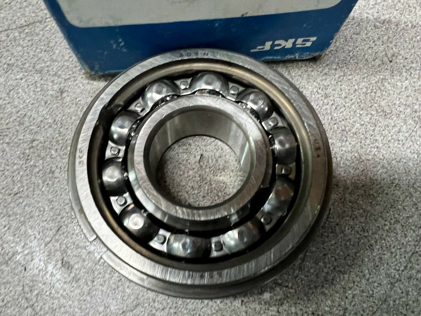 NEW IN BOX SKF 339R 1305L ROLLER BEARING 305N