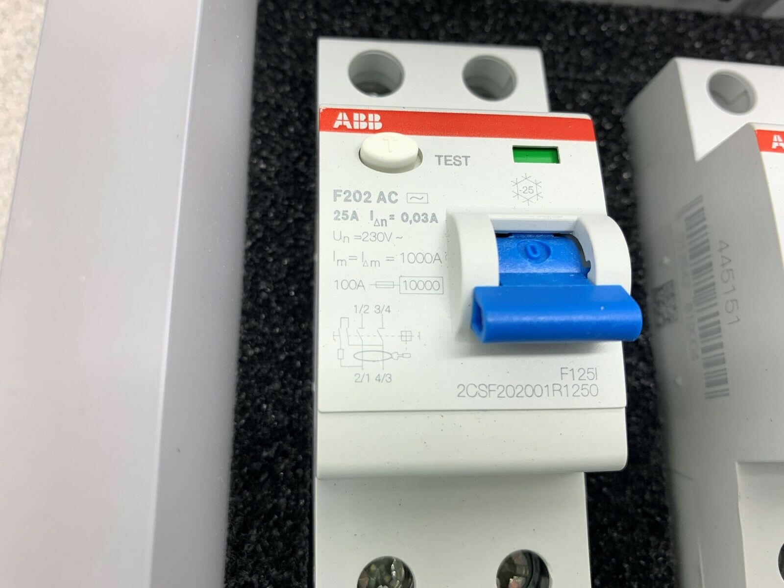 NEW NO BOX SET OF ABB 2CSF202001R1250 BREAKER 2CSF202202U1400