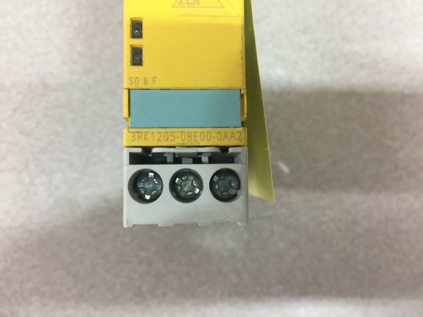 NEW NO BOX SIEMENS SAFETY RELAY MODULE 3RK1205-0BE00-0AA2