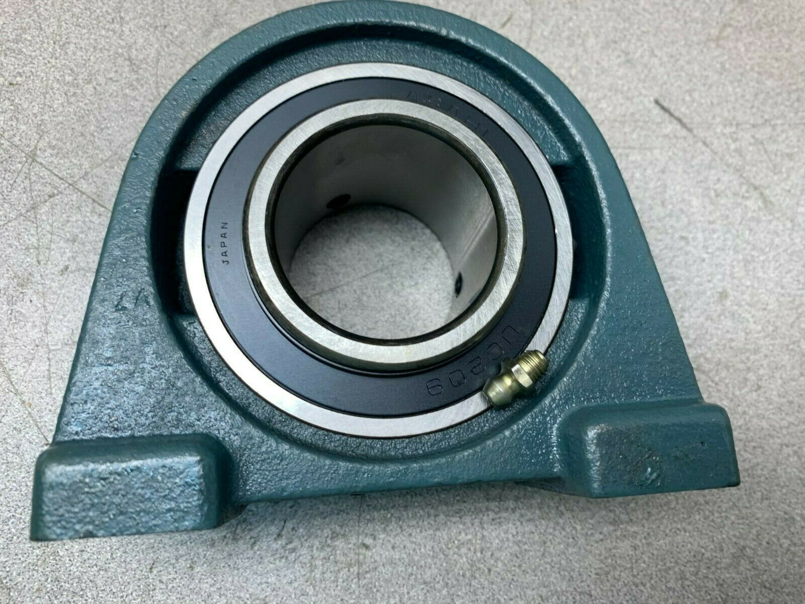 NEW IN BOX AMI PILLOW BLOCK BEARING UCTB 209