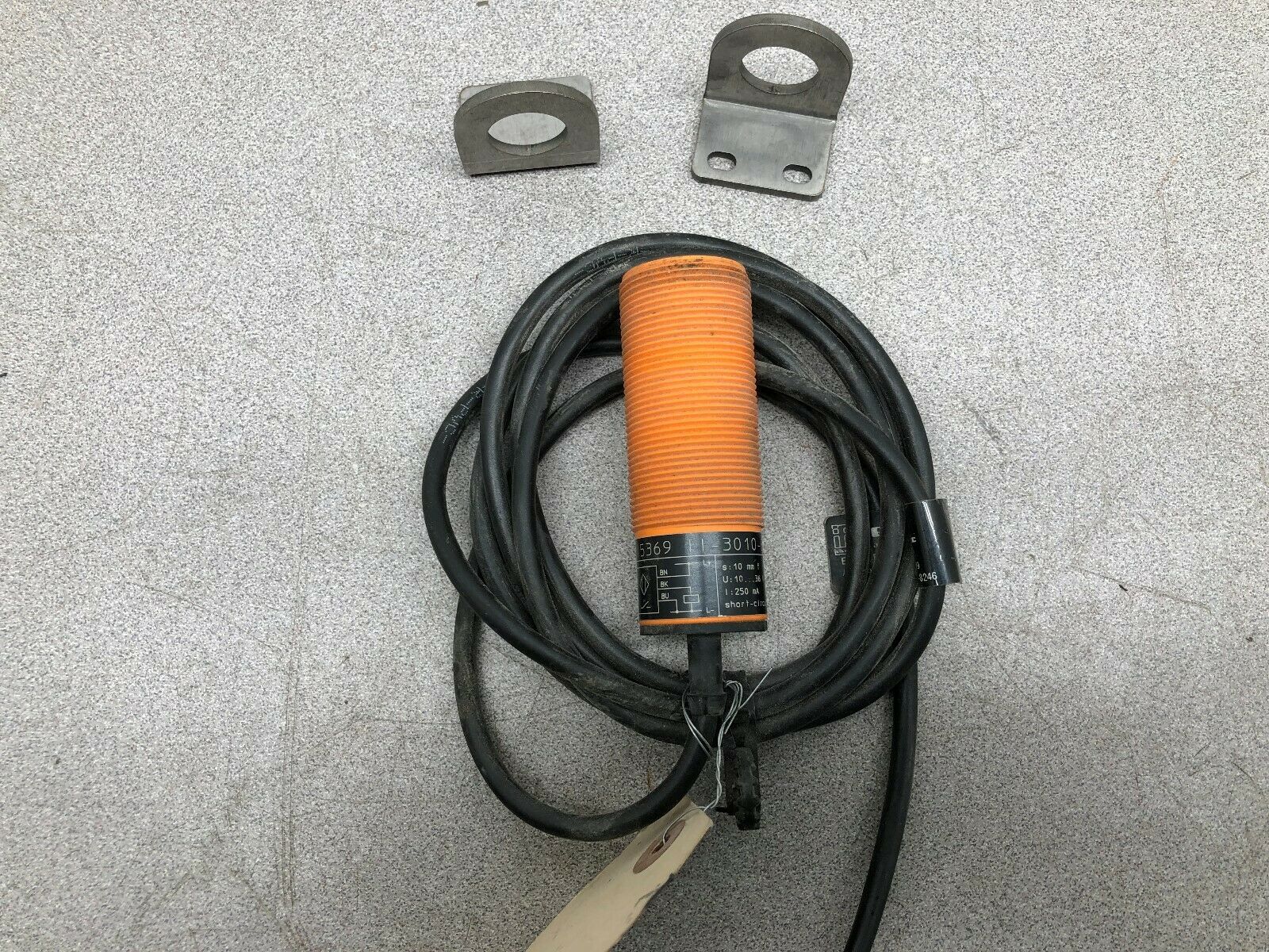 NEW NO BOX EFECTOR INDUCTIVE PROXIMITY SENSOR II-3010-BPKG 115369