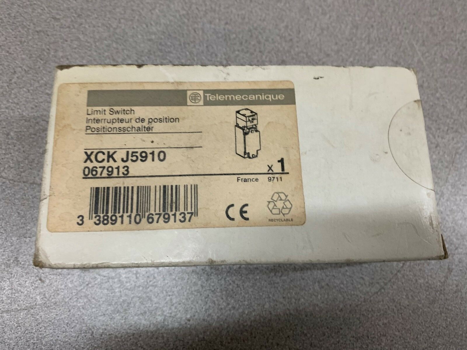 NEW IN BOX TELEMECANIQUE LIMIT SWITCH XCK J5910