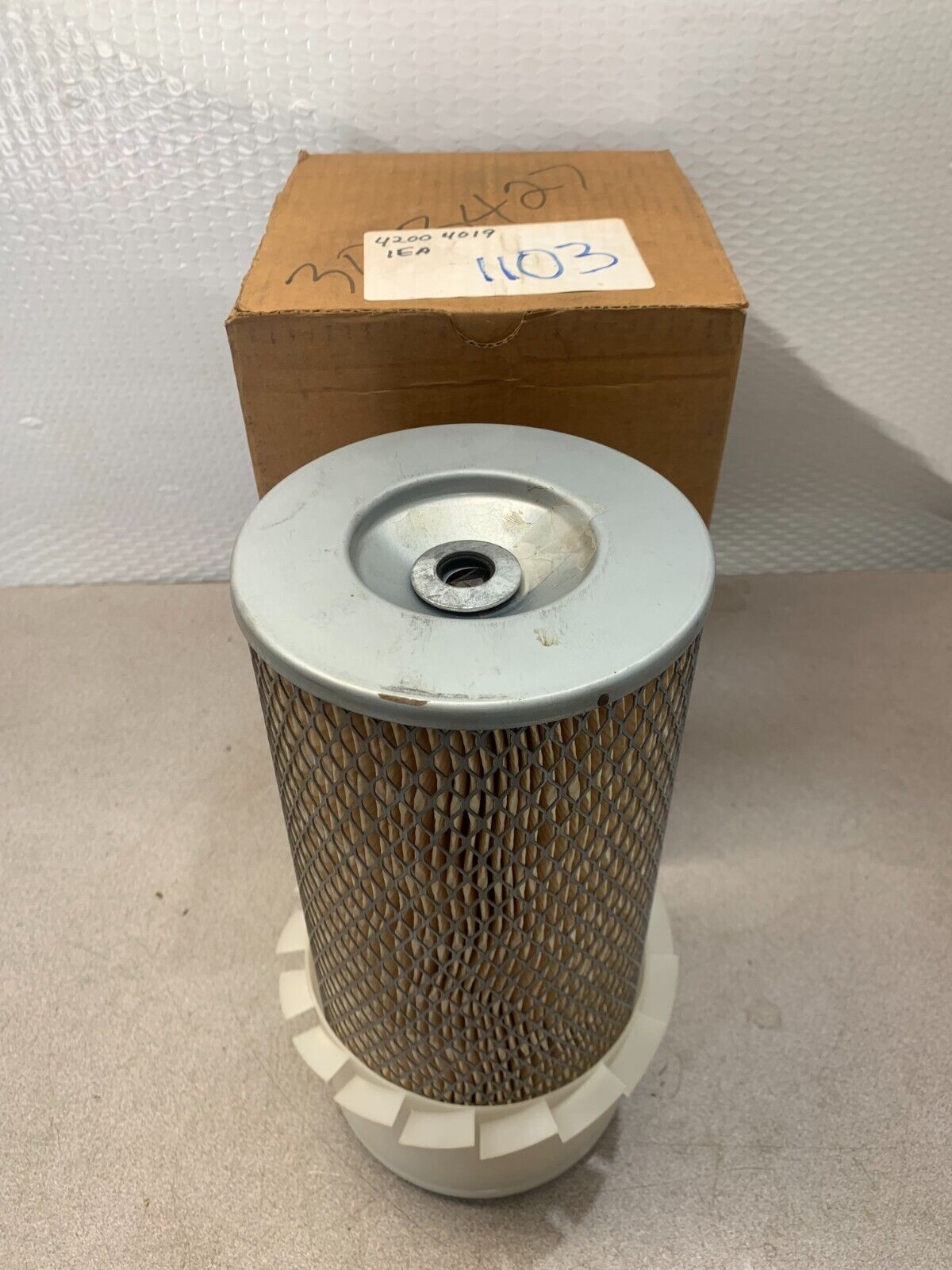 NEW IN BOX AIR FILTER 20319