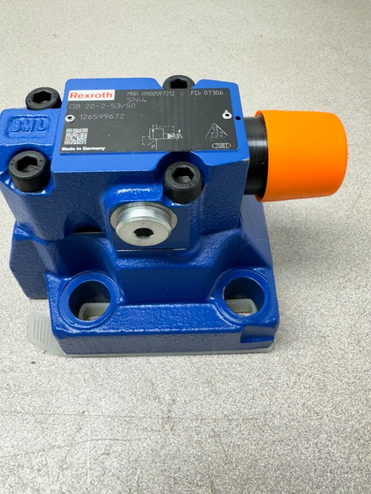 NEW NO BOX REXROTH VALVE R900597212