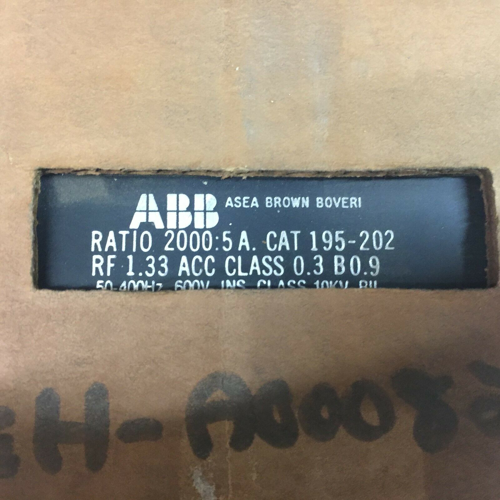 NEW IN BOX ABB 2000:5 600VAC CURRENT TRANSFORMER 195-202