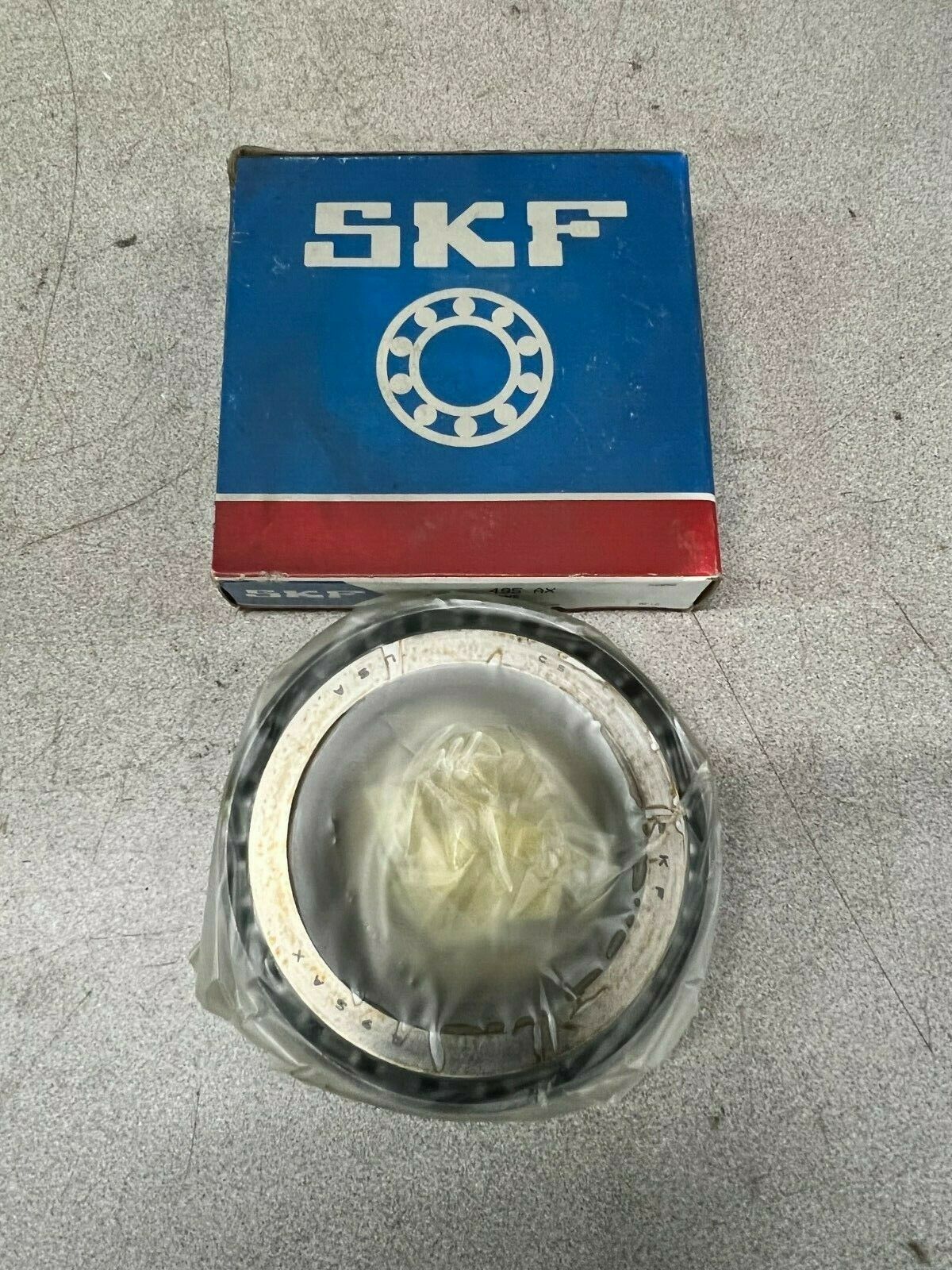 NEW IN BOX SKF ROLLER BEARING 495 AX