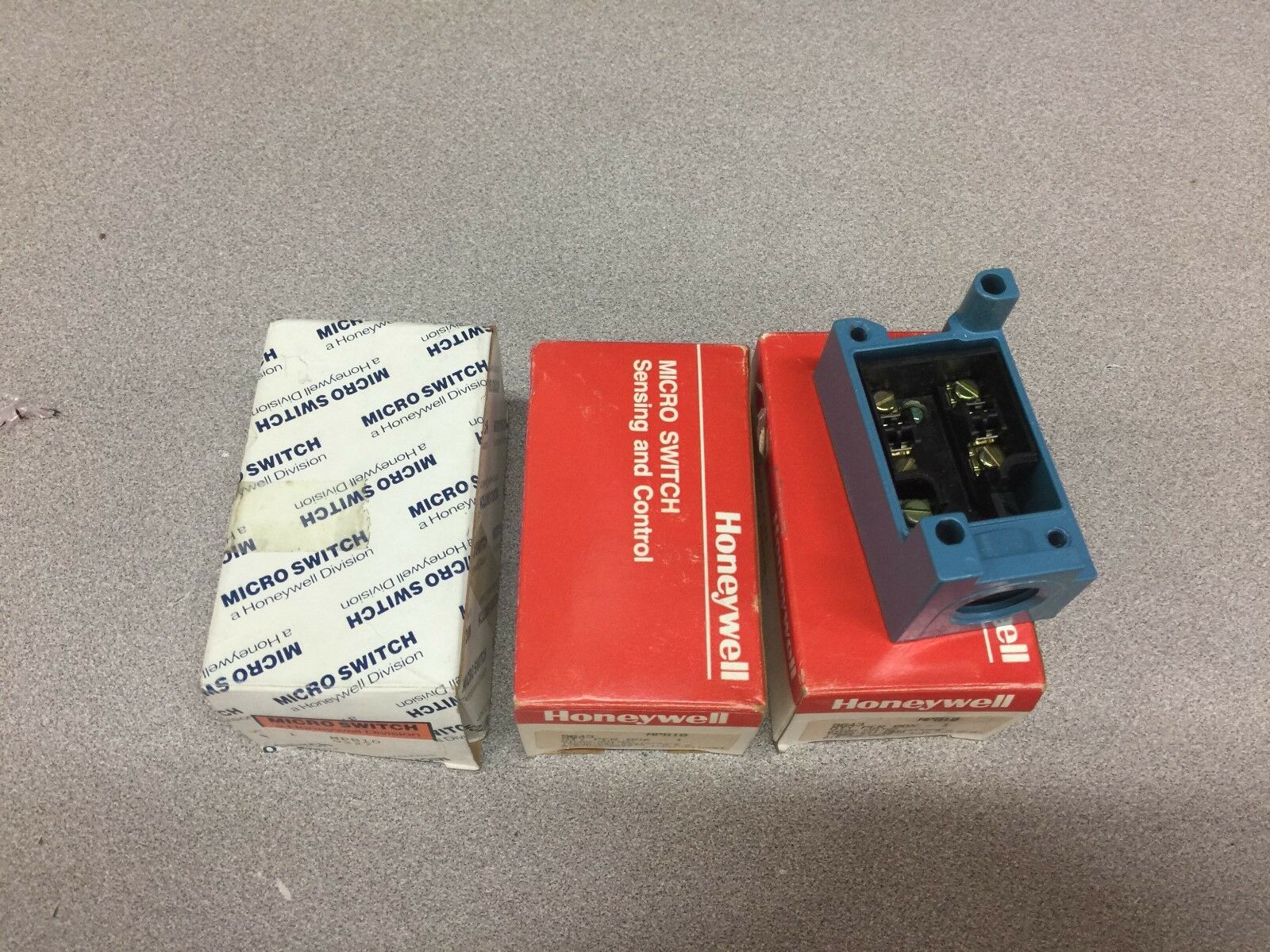 NEW IN BOX (LOT OF 3) HONEYWELL LIMIT SWITCH BASE MPB10