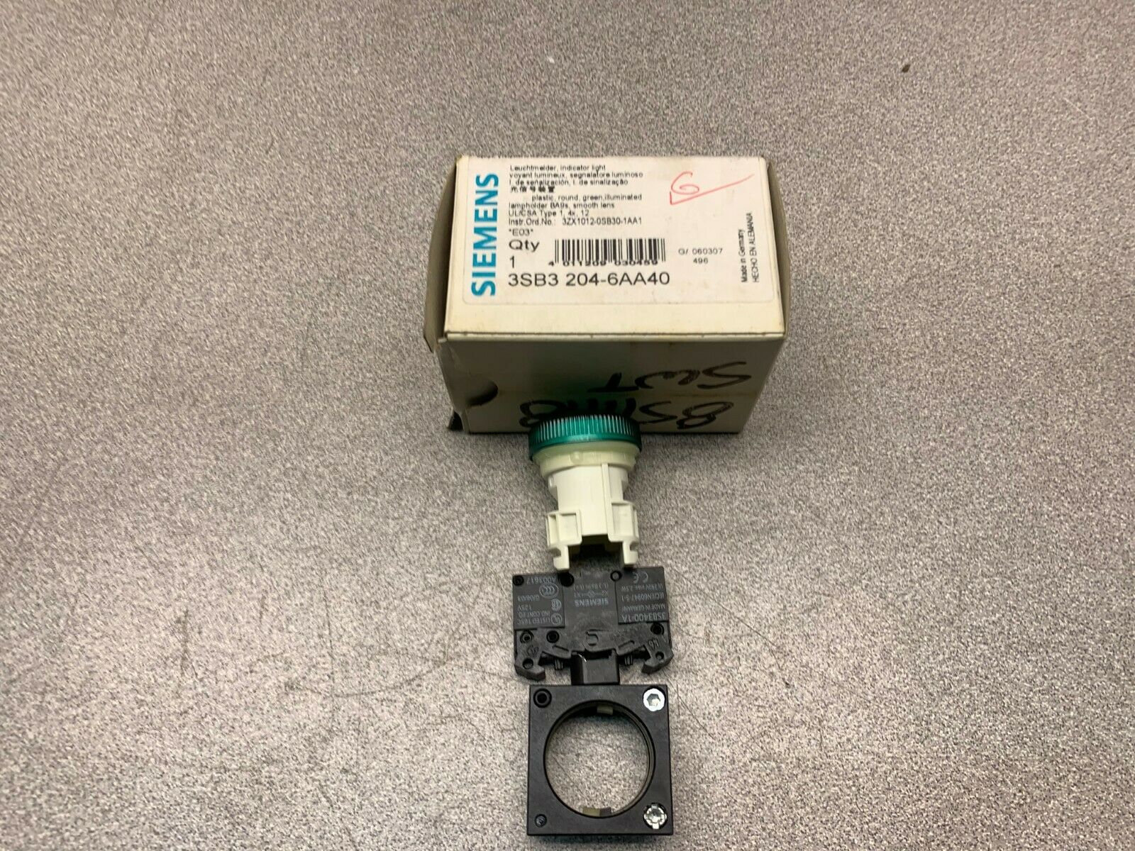 NEW IN BOX SIEMENS GREEN PILOT LIGHT 3SB3 204-6AA40